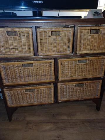 Commode met rieten manden