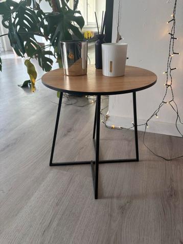 Gratis op te halen: Modern bijzettafeltje met houten blad