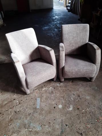 Grijze fauteuils.