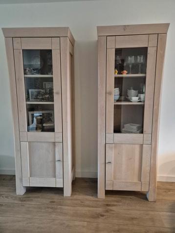 Vitrinekast gratis op te halen voor een bos bloemen.