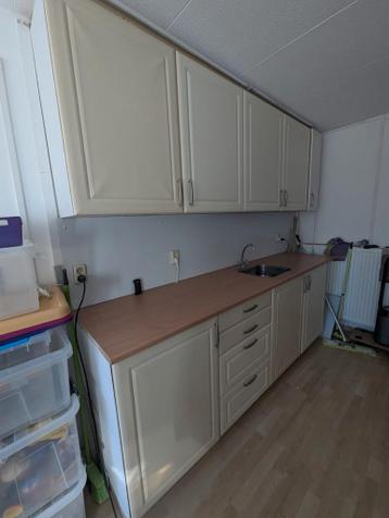 Luxe keuken met blad, spoelbak en kraan