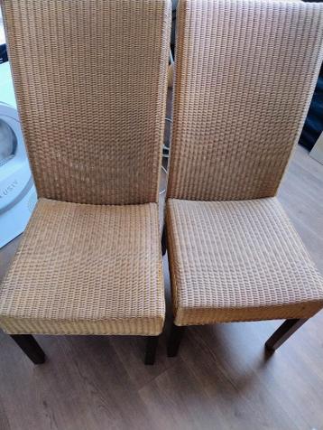 Ronde uitschuifbare eettafel en 4 stoelen