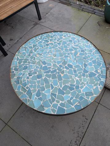 Gratis af te halen: bijzettafel met mozaïek blad