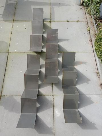 Metalen wandsteunen voor boeken, cd's of andere spullen