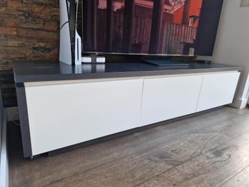 GRATIS TV meubel met smoked black blad en soft touch systeem