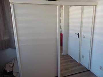 Kledingkast, 2 schuifdeuren waarvan 1 met grote spiegel