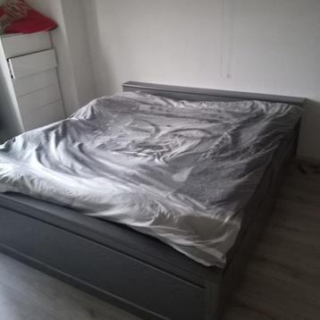 Gratis bed 180x200 met 2 matrassen en topper