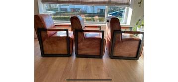 3 leren eetkamerstoelen op wielen