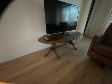Gratis houten tafel (tv niet inbegrepen)