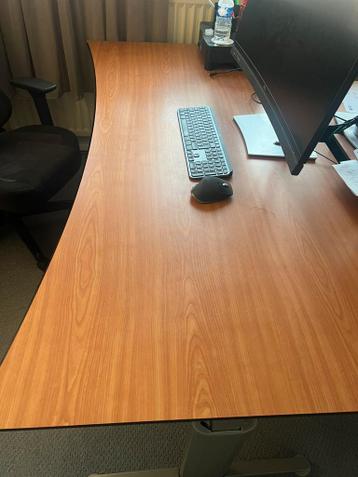 Gratis af te halen, degelijk verstelbaar bureau. 1.80 breed