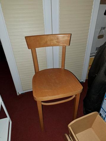 Gratis af te halen: 6 witte tuinstoelen en 2 keukenstoelen