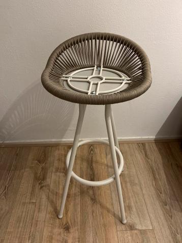 Moderne barkruk met gevlochten zitting