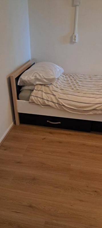 Eenpersoons ledikant met matras en opberglades