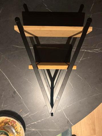 Decoratief driehoekig rekje met houten planken
