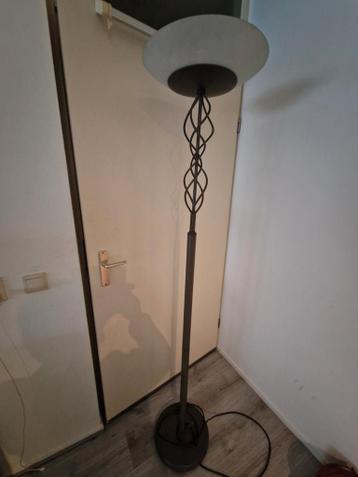 Elegante staande lamp met sierlijke spiraal