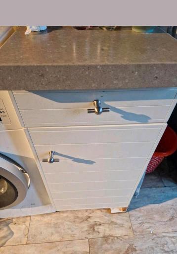 Keukenkastje met besteklade.