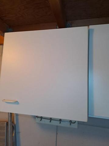 Witte keukenkast met handvat en haakjes