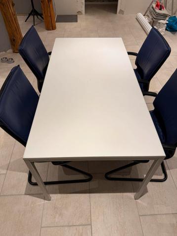 Eettafel met 4 stoelen - Wit blad, blauwe stoelen