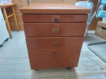 ladeblok op wielen te geef