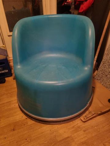 Blauwe kunststof kuipstoel