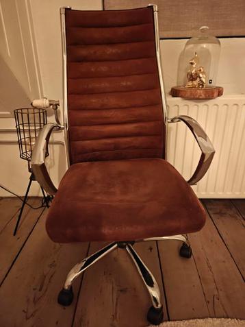 Twee bureaustoelen cognac