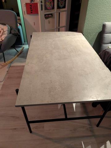 Grijze eetkamertafel met zwarte poten 140x80 cm