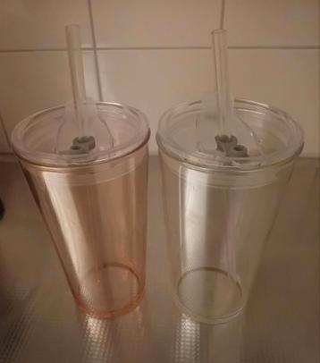 Twee glazen drinkbekers, gratis.