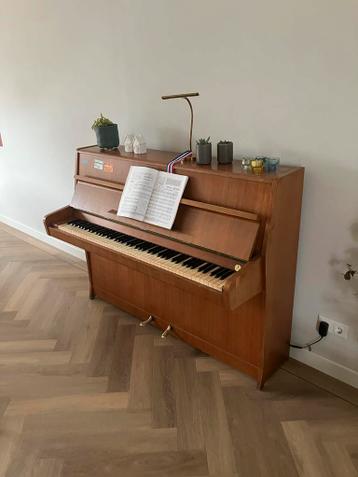 Mooie houten piano, ideaal voor beginners