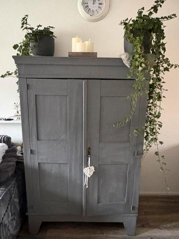 Gratis!!! Mooie grijze krijtkast