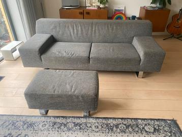 Grijze bank met hocker. Gratis!