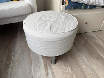 GRATIS leuke witte met stof beklede poef igst