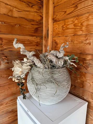 Vaas (beschadigd) met nepbloemen