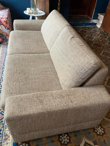 Comfortabele tweezitsbank in neutrale stof