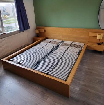 GRATIS! Tweepersoonsbed 220 bij 180 met nachtkastjes.