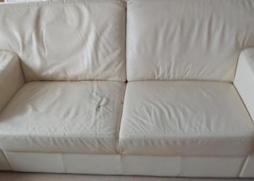 Tweezits bank van Kalfsleer met enkele beschadiging