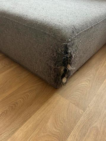 Comfortabele hoekbank met gebruikssporen door katten