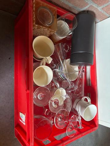 Diverse glazen en kopjes - van alles wat