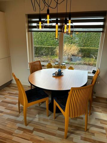 Gratis af te halen Eettafel (evt met 4 stoelen)