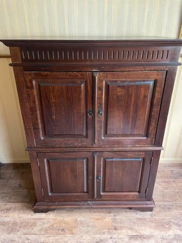 Gratis Donkerbruine Houten Kast met Dubbele Deuren