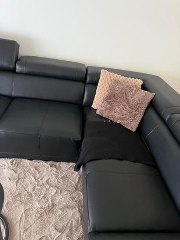 Zwarte hoekbank met verstelbare leuningen (1 zitplek defect)