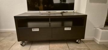 TV kastje op wieltjes GRATIS