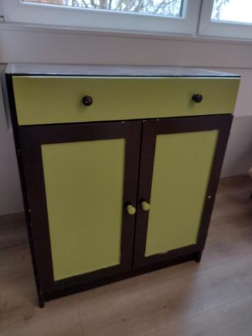 Gratis af te halen: Degelijke kast/commode, likje verf nodig