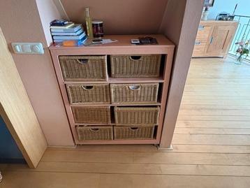 houten kastje met rieten manden