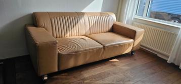 Leren 2.5 bank cognac/camel met grote poef en zwenkwielen