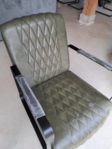 Gratis stoel. Zit goed, bekleding is alleen beschadigd.