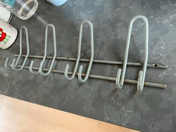 Metalen wandkapstok met 4 dubbele haken