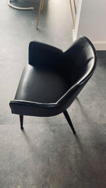 6x Zwarte eetkamerstoel met flinke gebruikssporen