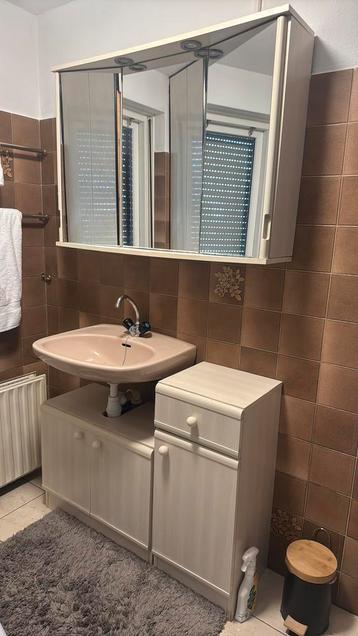 Badkamerset: wastafelmeubel, spiegelkast en kleine kast