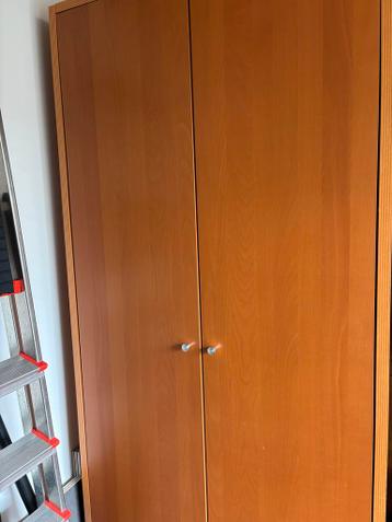 Gratis kast - 215 cm hoog, 100 cm breed