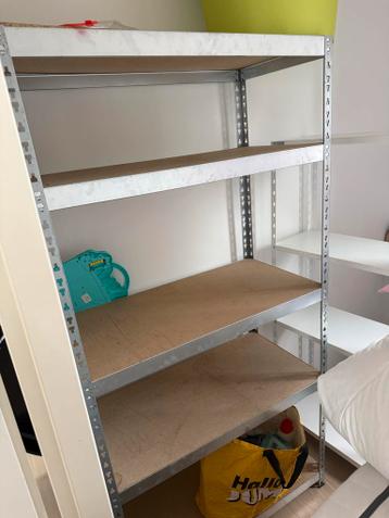 2 metalen opbergreken met planken